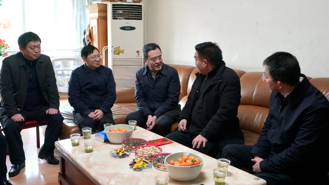 省国资委党委书记、主任冯文生等领导走访慰问省尊龙凯时集团老党员、老干部